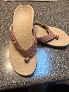 Vionic Women's Tan/Brown Thong Sandals with Cushioned Footbed